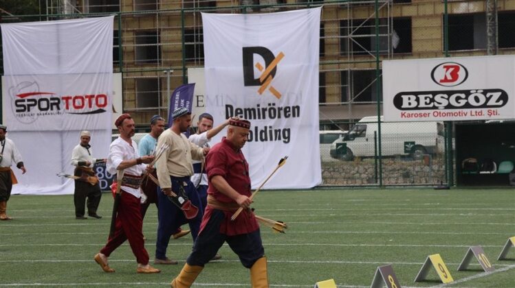 Amasya Puta T&uuml;rkiye Şampiyonası&rsquo;nda geleneksel kıyafetli ok&ccedil;ular